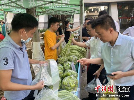 消费助农大集市活动现场，泡椒很快销售一空。符宇群摄