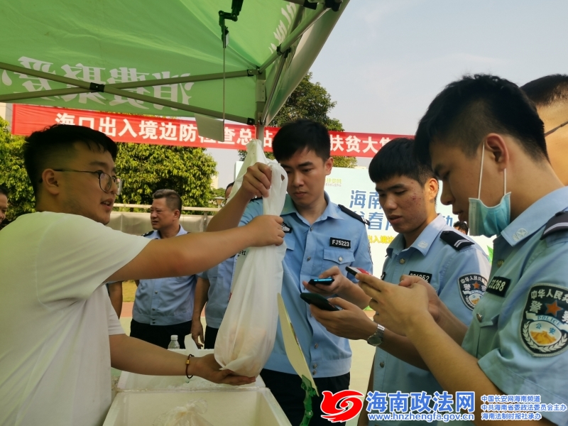 民警们积极购买农产品（记者连蒙摄）