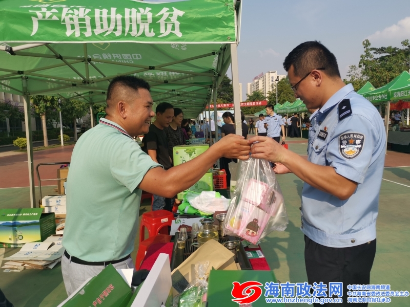 民警积极购买农产品（记者连蒙摄）
